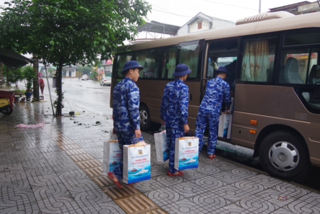 “Cứu dân là mệnh lệnh từ trái tim” - Bộ Tư lệnh Vùng Cảnh sát biển 2 kịp thời cứu trợ, giúp đỡ bà con vùng lũ miền Trung- Ảnh 2.