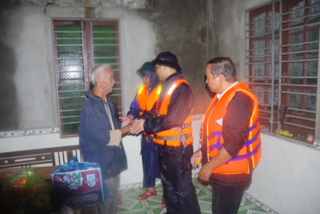 “Cứu dân là mệnh lệnh từ trái tim” - Bộ Tư lệnh Vùng Cảnh sát biển 2 kịp thời cứu trợ, giúp đỡ bà con vùng lũ miền Trung- Ảnh 3.