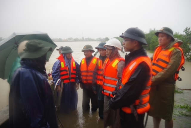 “Cứu dân là mệnh lệnh từ trái tim” - Bộ Tư lệnh Vùng Cảnh sát biển 2 kịp thời cứu trợ, giúp đỡ bà con vùng lũ miền Trung- Ảnh 4.