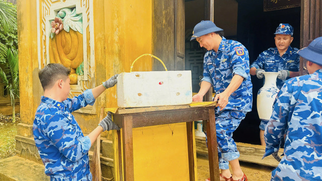 “Cứu dân là mệnh lệnh từ trái tim” - Bộ Tư lệnh Vùng Cảnh sát biển 2 kịp thời cứu trợ, giúp đỡ bà con vùng lũ miền Trung- Ảnh 5.