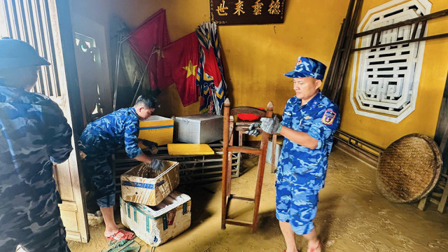 “Cứu dân là mệnh lệnh từ trái tim” - Bộ Tư lệnh Vùng Cảnh sát biển 2 kịp thời cứu trợ, giúp đỡ bà con vùng lũ miền Trung- Ảnh 6.