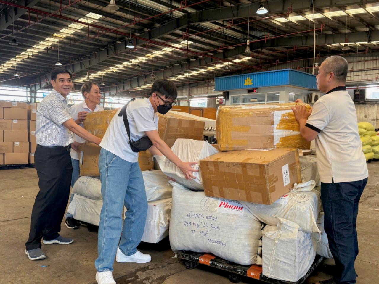 Những kiện h&agrave;ng nhu yếu phẩm, thuốc men hỗ trợ v&ugrave;ng lũ đầu ti&ecirc;n tr&ecirc;n chuyến bay của Vietnam Airlines đ&atilde; đến Huế- Ảnh 1.