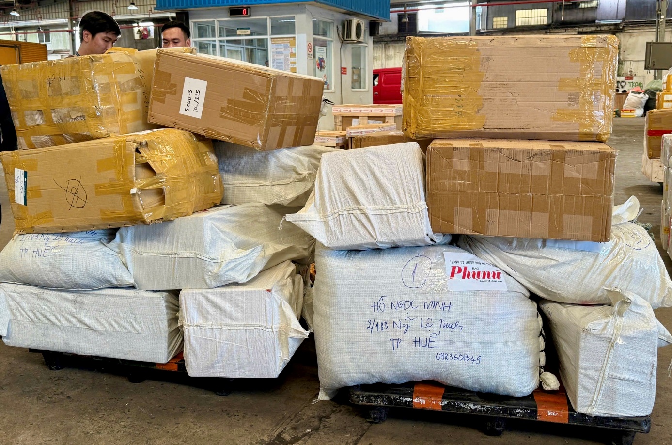 Những kiện h&agrave;ng nhu yếu phẩm, thuốc men hỗ trợ v&ugrave;ng lũ đầu ti&ecirc;n tr&ecirc;n chuyến bay của Vietnam Airlines đ&atilde; đến Huế- Ảnh 2.