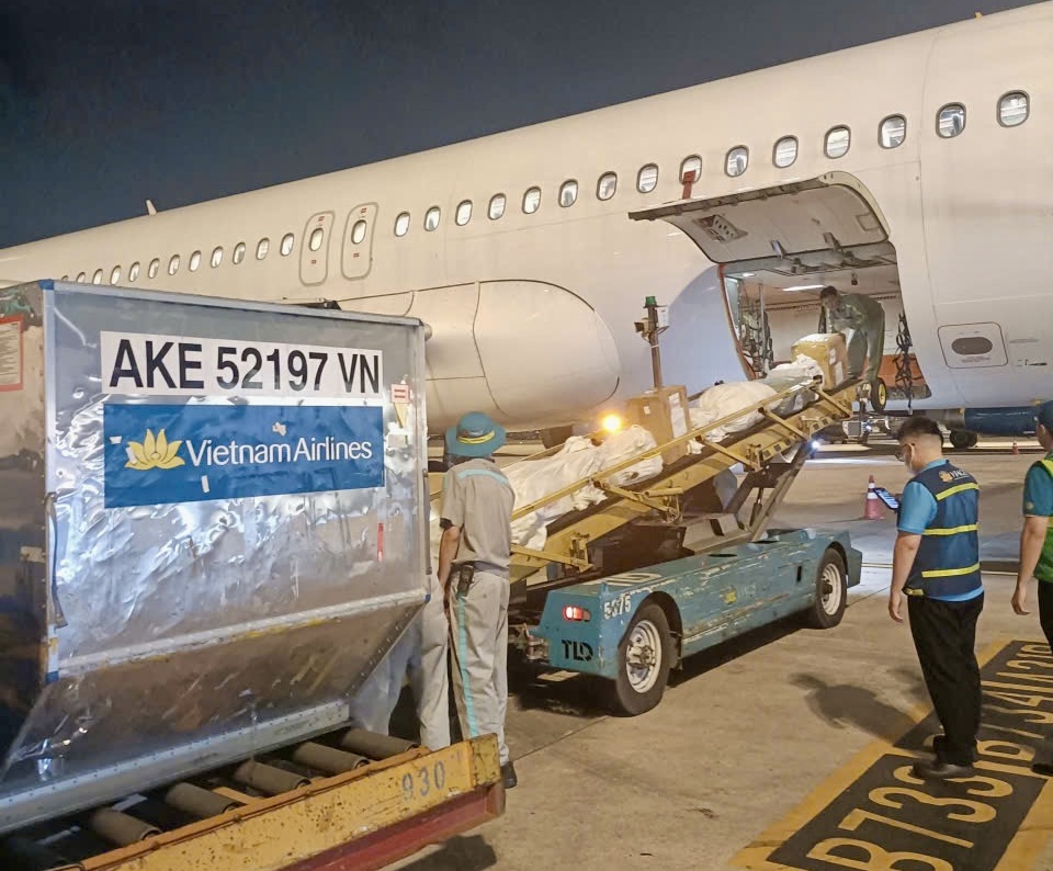 Những kiện h&agrave;ng nhu yếu phẩm, thuốc men hỗ trợ v&ugrave;ng lũ đầu ti&ecirc;n tr&ecirc;n chuyến bay của Vietnam Airlines đ&atilde; đến Huế- Ảnh 3.