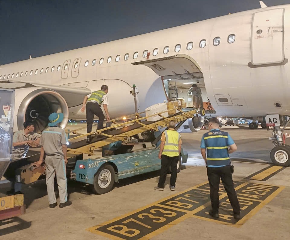 Những kiện h&agrave;ng nhu yếu phẩm, thuốc men hỗ trợ v&ugrave;ng lũ đầu ti&ecirc;n tr&ecirc;n chuyến bay của Vietnam Airlines đ&atilde; đến Huế- Ảnh 4.