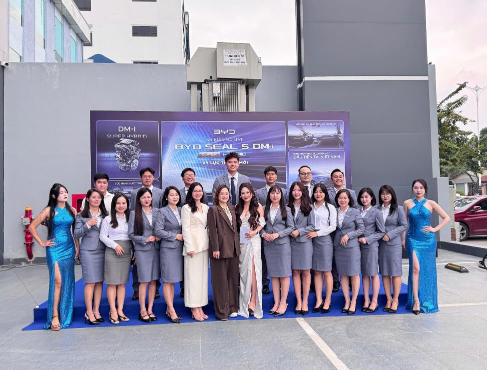 Seal 5 tạo 'cơn sốt' khi ra mắt tại BYD Vĩnh Phúc: Khách tấp nập xem xe, trải nghiệm hệ sinh thái dịch vụ toàn diện từ đại lý- Ảnh 1.