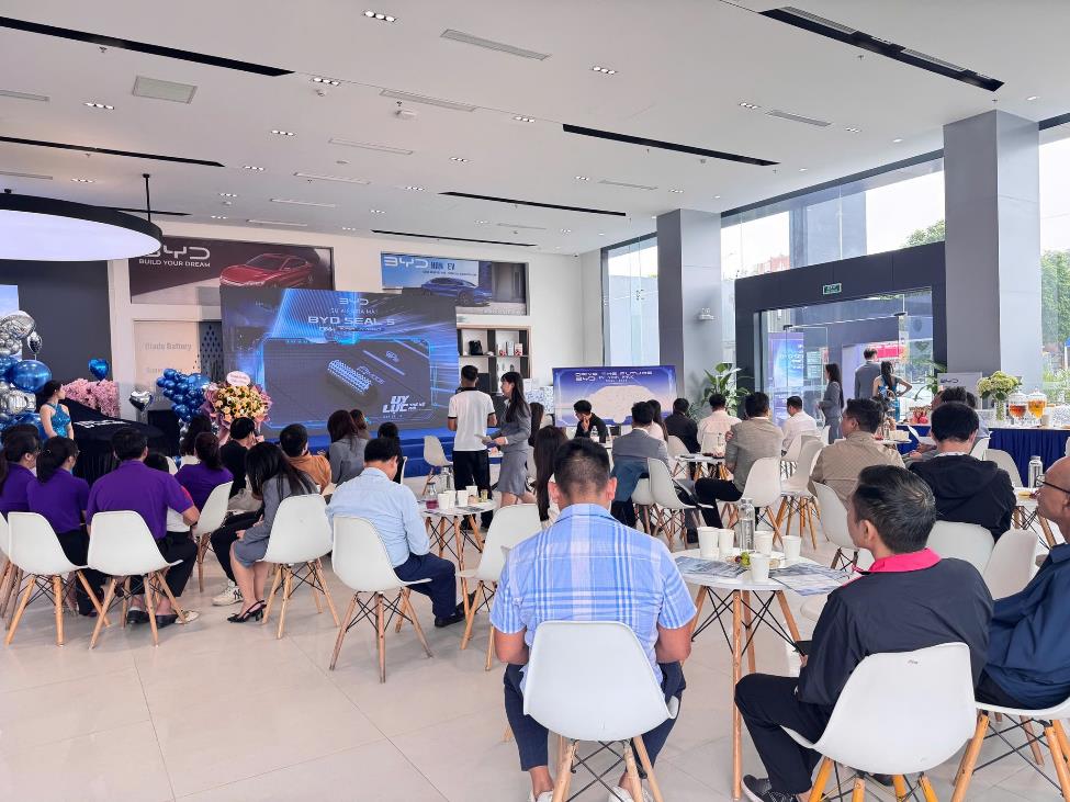 Seal 5 tạo 'cơn sốt' khi ra mắt tại BYD Vĩnh Phúc: Khách tấp nập xem xe, trải nghiệm hệ sinh thái dịch vụ toàn diện từ đại lý- Ảnh 2.