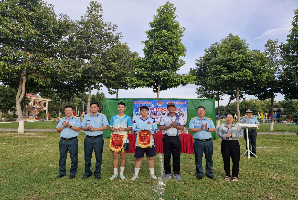 I:\USB Data\VĂN BẢN CỦA ĐỒNG\BCT trung đoàn 274\1. BÁO CHÍ 377\tin  giao lưu bóng đá Ngô Gia Tự\Ban Tổ chức trao cờ lưu niệm cho các đội tuyển.jpg