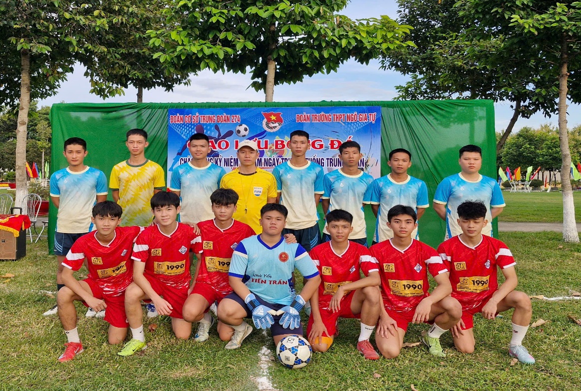I:\USB Data\VĂN BẢN CỦA ĐỒNG\BCT trung đoàn 274\1. BÁO CHÍ 377\tin  giao lưu bóng đá Ngô Gia Tự\Các đội chụp ảnh lưu niệm trước giờ giao lưu.jpg