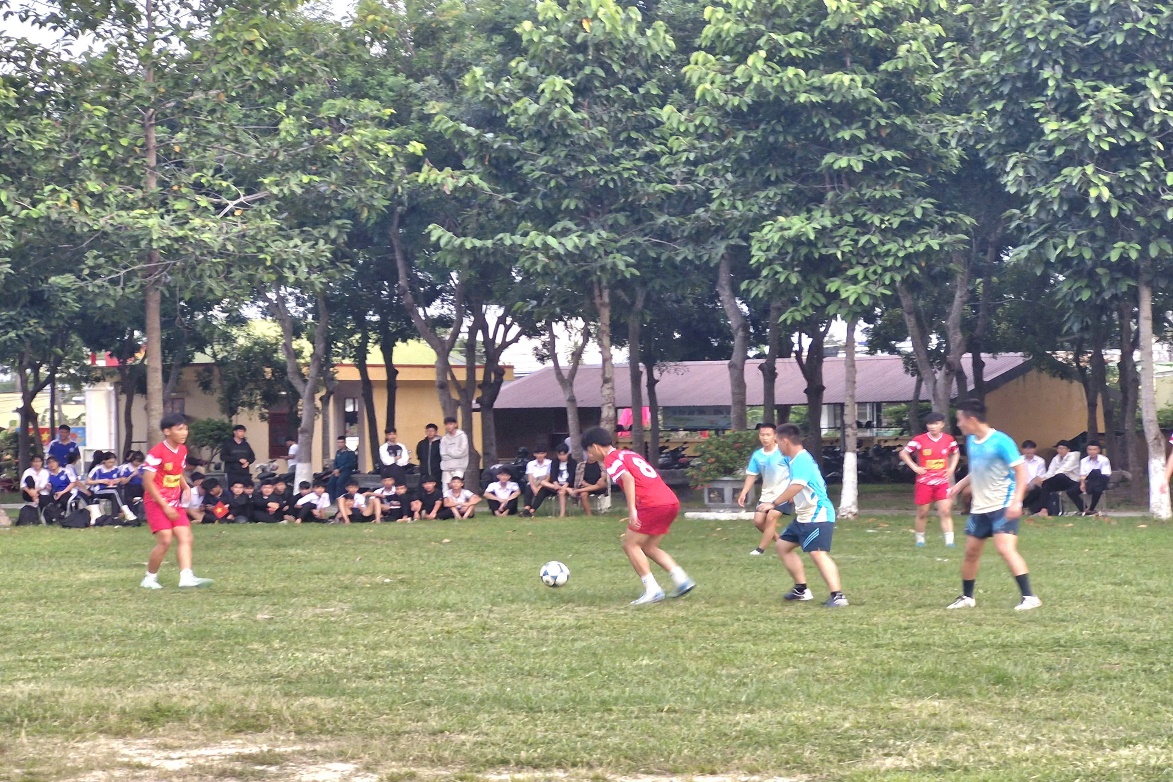 I:\USB Data\VĂN BẢN CỦA ĐỒNG\BCT trung đoàn 274\1. BÁO CHÍ 377\tin  giao lưu bóng đá Ngô Gia Tự\Tình huống tranh chấp bóng trong trận thi đấu.jpg