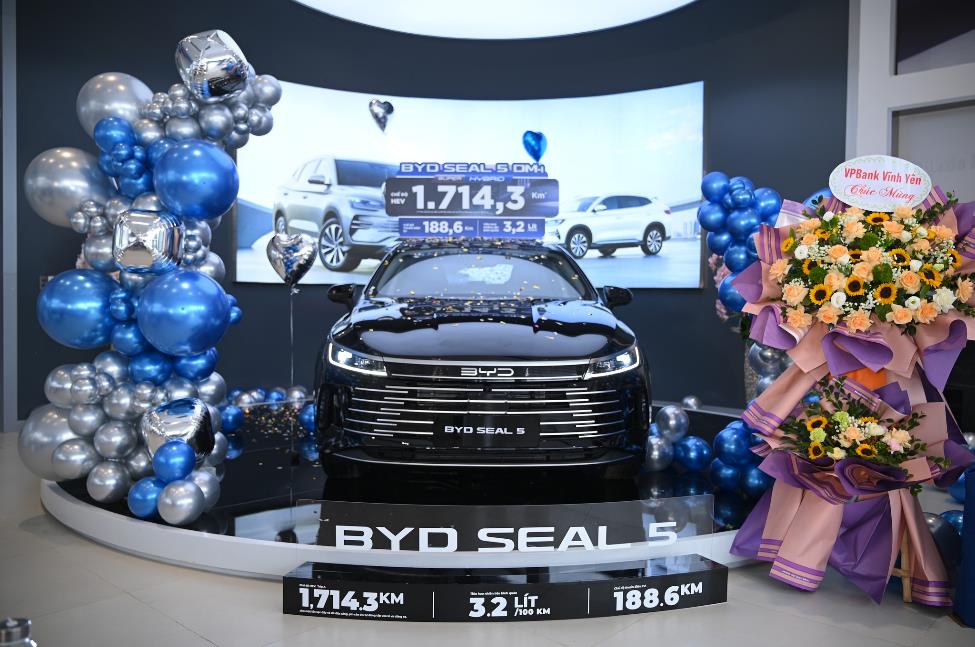 Seal 5 tạo 'cơn sốt' khi ra mắt tại BYD Vĩnh Phúc: Khách tấp nập xem xe, trải nghiệm hệ sinh thái dịch vụ toàn diện từ đại lý- Ảnh 3.
