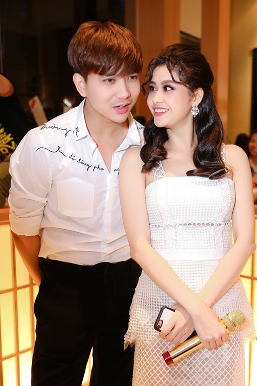 Nữ ca sĩ bị u tuyến gi&aacute;p: U40 xinh đẹp sau 6 năm l&agrave;m mẹ đơn th&acirc;n- Ảnh 1.