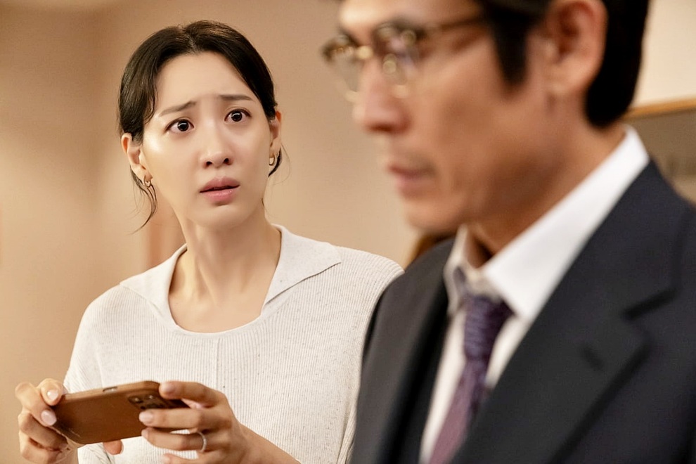 Bố tôi cương quyết tái hôn với người phụ nữ không nhà không lương hưu, 1 năm sau bà ấy khiến cả họ sửng sốt- Ảnh 1.