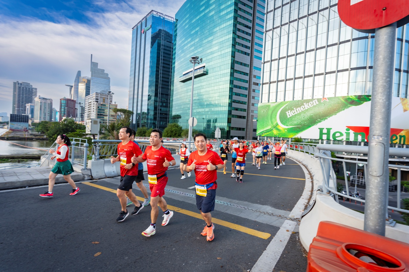 Lan tỏa “Bước chạy vì một Việt Nam vượt trội”, hàng chục ngàn người cùng Techcombank trao cơ hội bước đi cho trẻ em Việt- Ảnh 2.