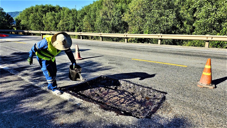Khôi phục giao thông qua miền Trung sau bão số 13- Ảnh 2.