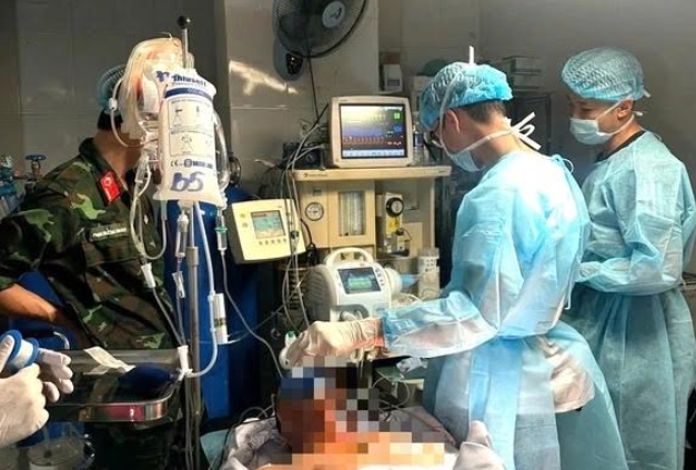 Hành trình khẩn trương giành giật sự sống nơi trùng khơi- Ảnh 3. Hành trình khẩn trương giành giật sự sống nơi trùng khơi- Ảnh 3.