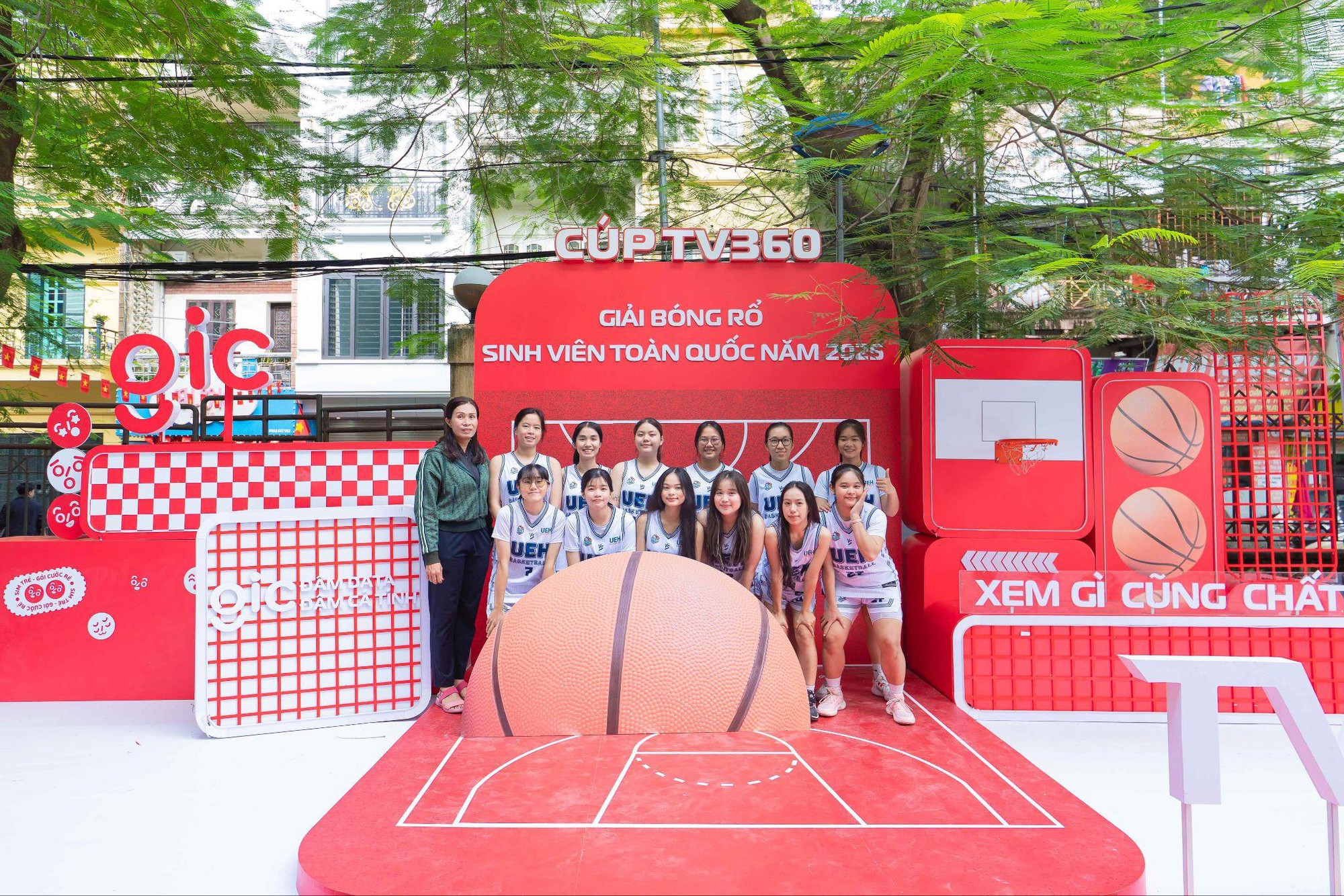 Khán giả “cháy” hết mình tại booth TV360: Vừa cổ vũ, vừa chơi game, lại có quà mang về!- Ảnh 1.