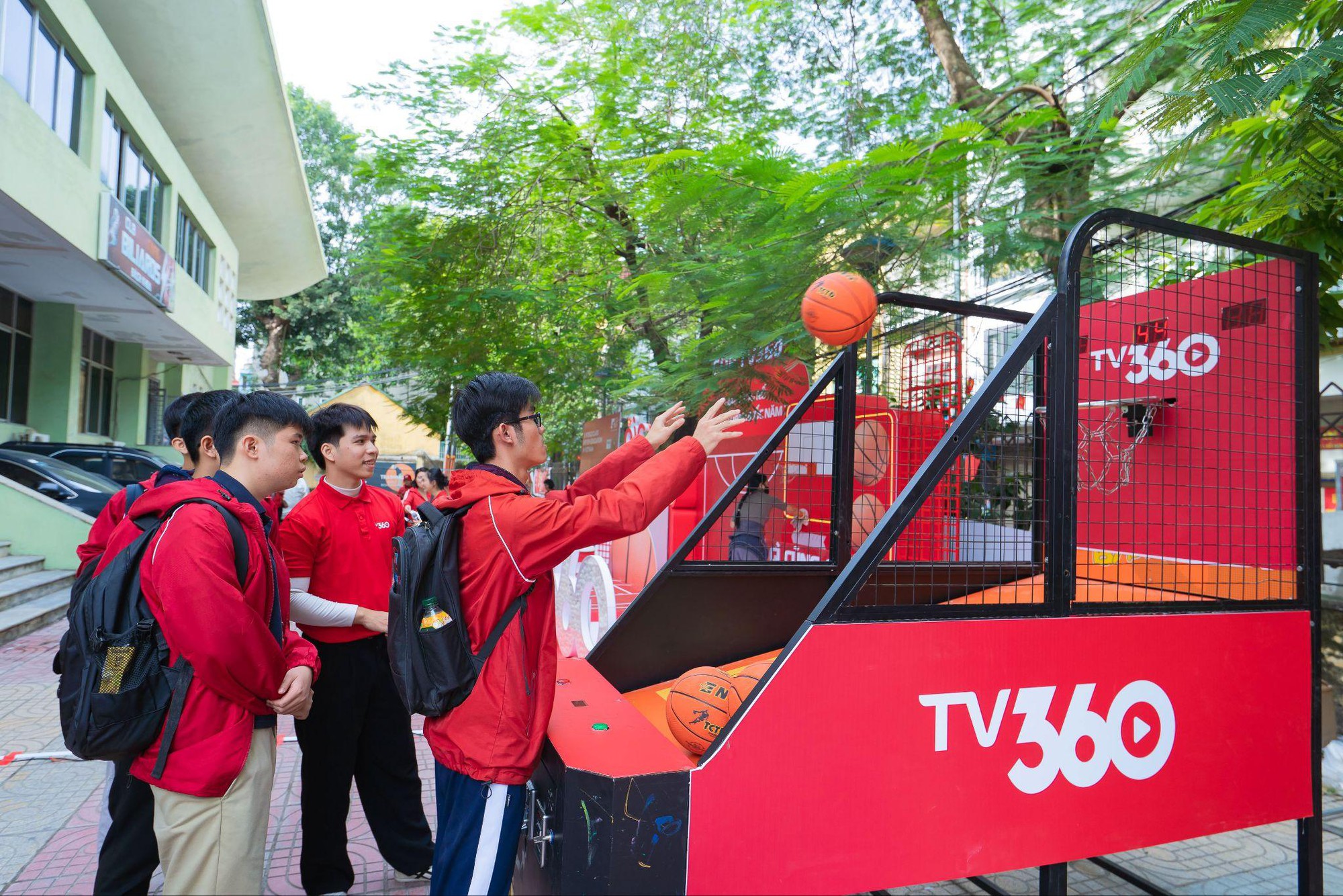 Khán giả “cháy” hết mình tại booth TV360: Vừa cổ vũ, vừa chơi game, lại có quà mang về!- Ảnh 3.