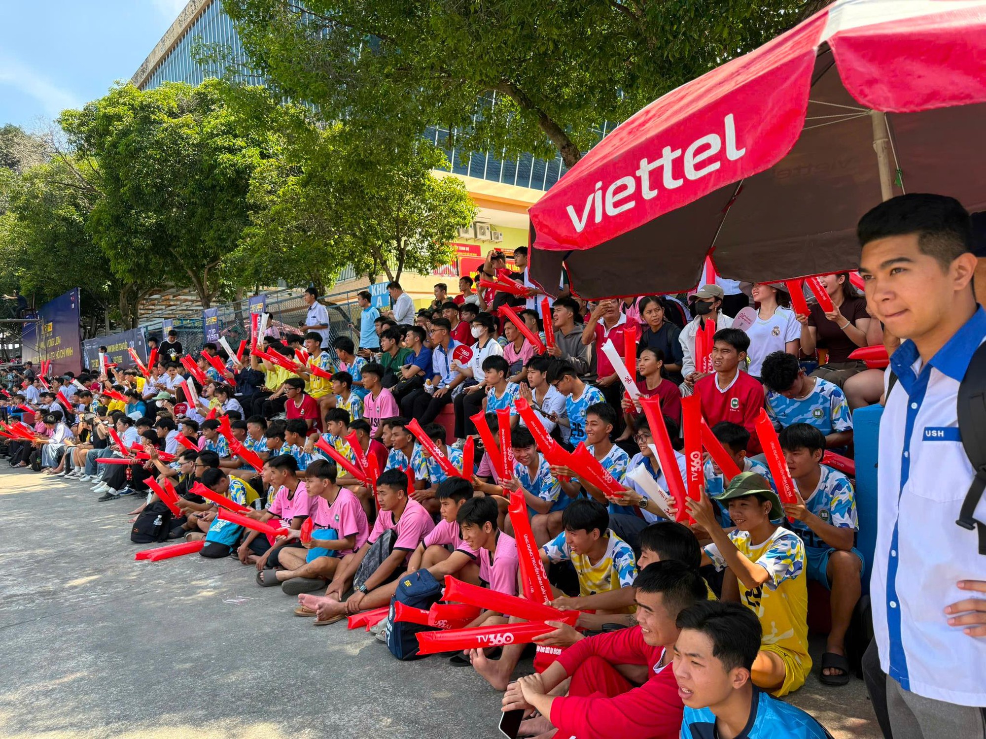 Khán giả “cháy” hết mình tại booth TV360: Vừa cổ vũ, vừa chơi game, lại có quà mang về!- Ảnh 6.