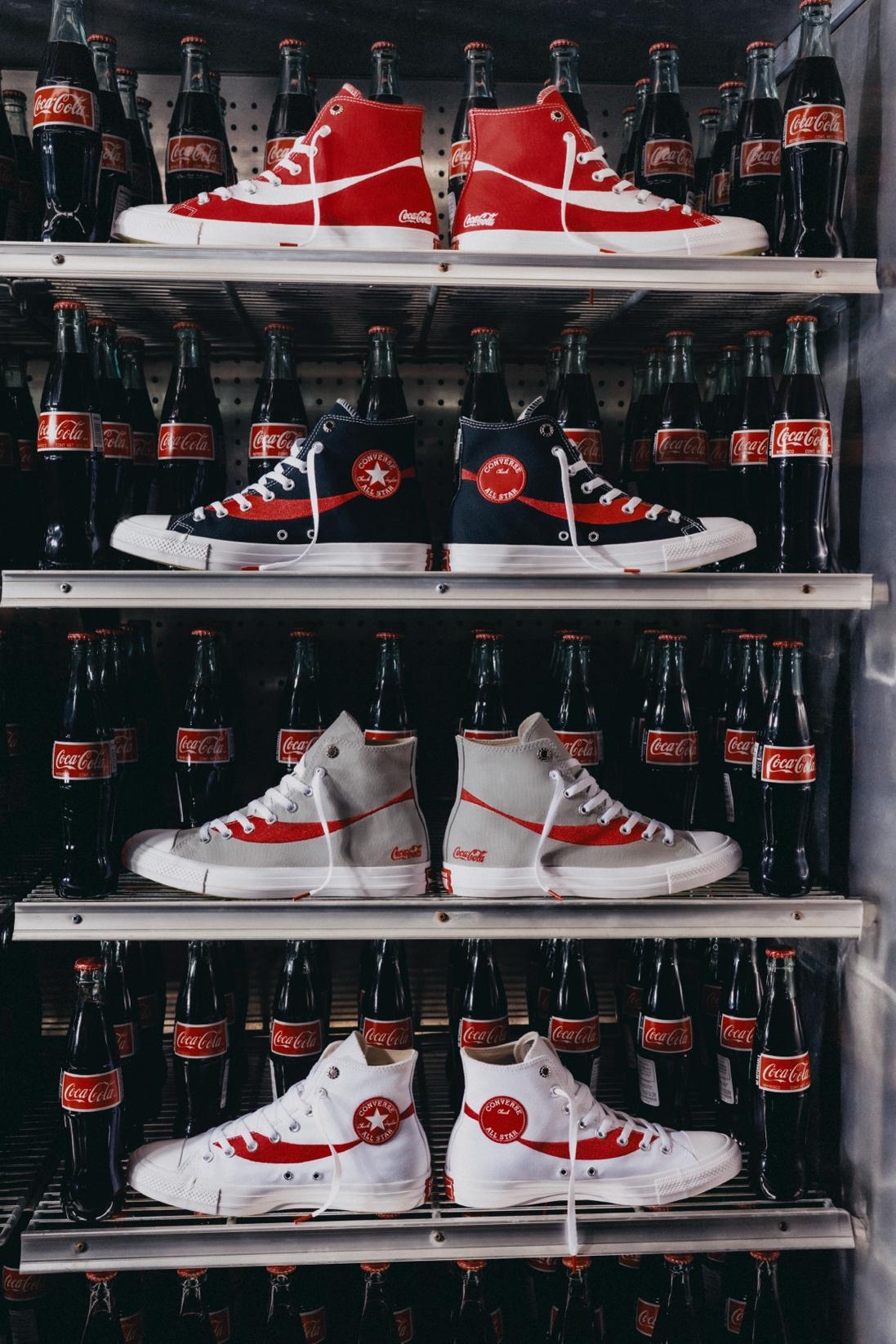 B&ugrave;ng nổ trở lại: Coca-Cola v&agrave; Converse t&aacute;i hợp, Gen Z &ldquo;đứng ngồi kh&ocirc;ng y&ecirc;n&rdquo;- Ảnh 1.