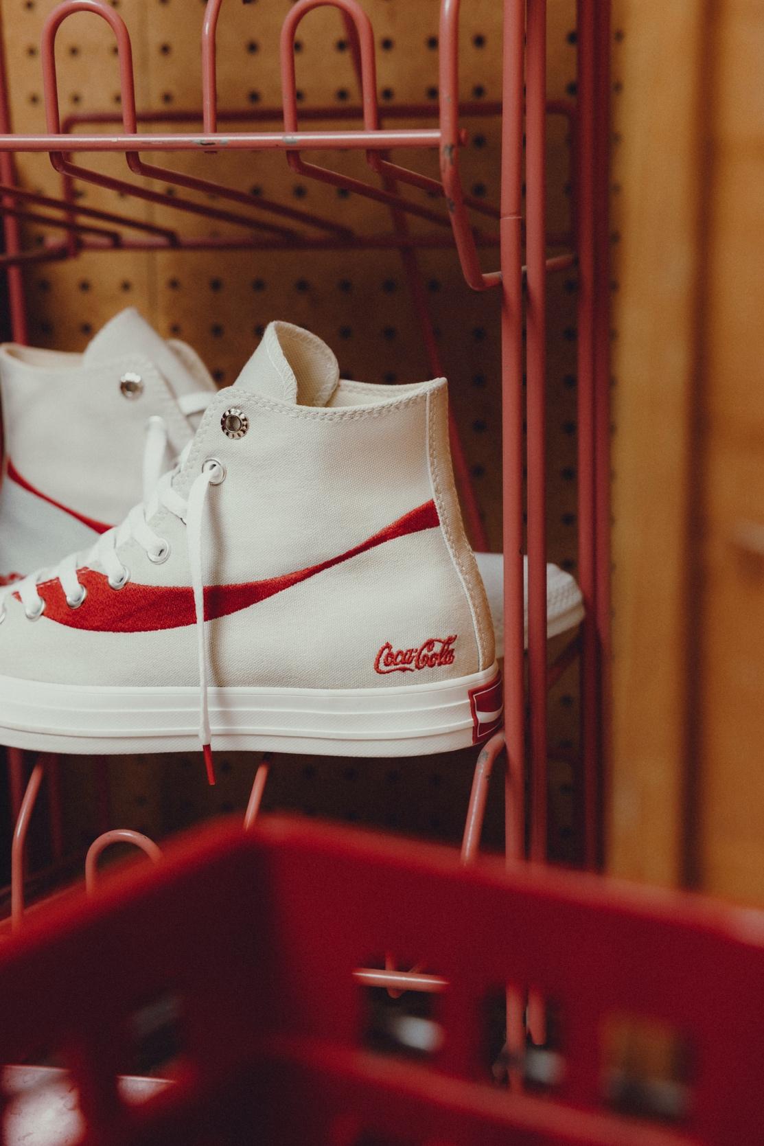 B&ugrave;ng nổ trở lại: Coca-Cola v&agrave; Converse t&aacute;i hợp, Gen Z &ldquo;đứng ngồi kh&ocirc;ng y&ecirc;n&rdquo;- Ảnh 2.