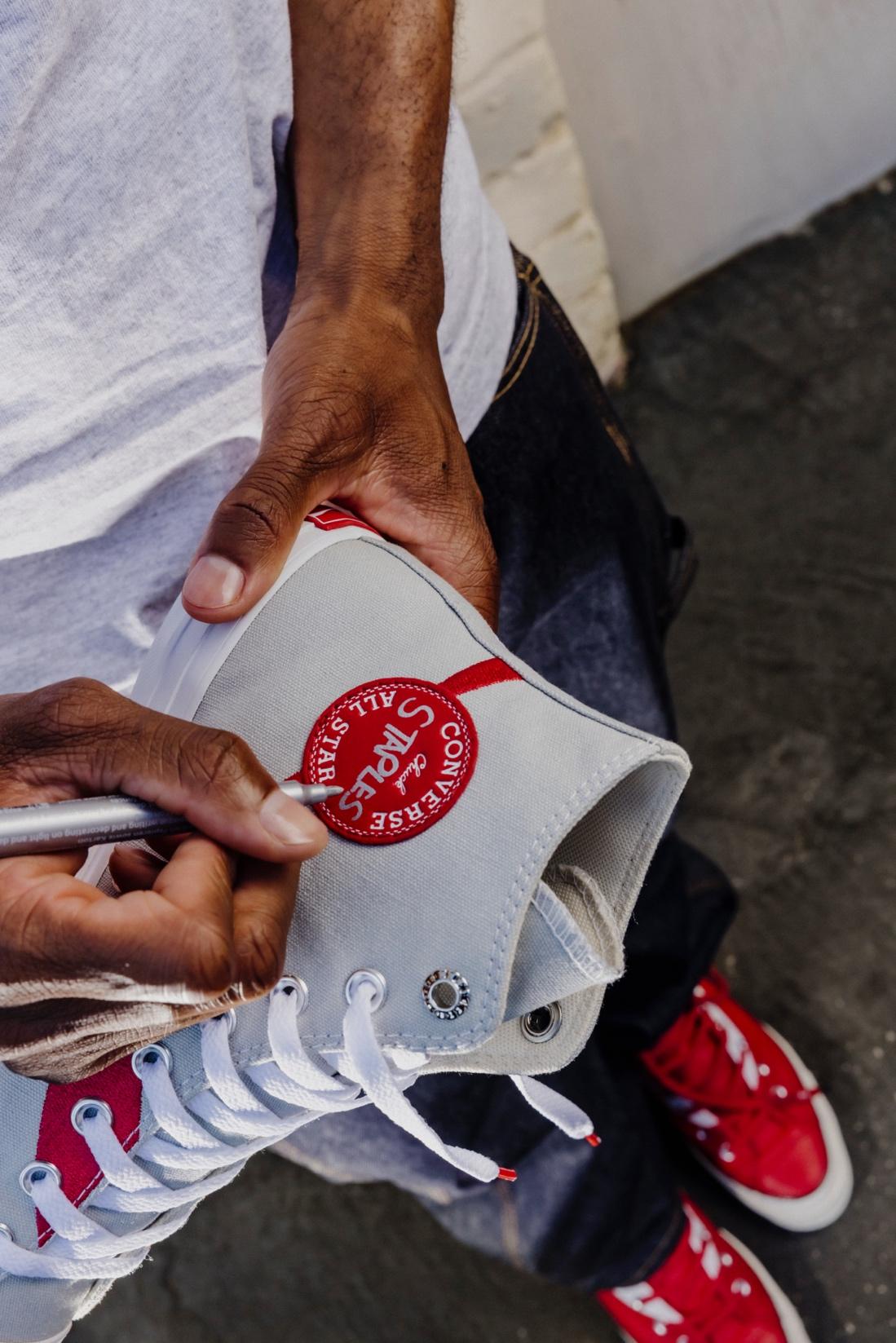 B&ugrave;ng nổ trở lại: Coca-Cola v&agrave; Converse t&aacute;i hợp, Gen Z &ldquo;đứng ngồi kh&ocirc;ng y&ecirc;n&rdquo;- Ảnh 4.