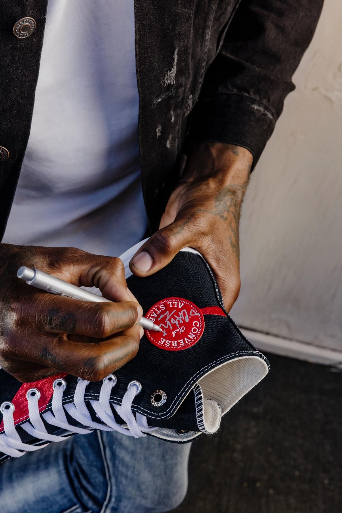 B&ugrave;ng nổ trở lại: Coca-Cola v&agrave; Converse t&aacute;i hợp, Gen Z &ldquo;đứng ngồi kh&ocirc;ng y&ecirc;n&rdquo;- Ảnh 5.