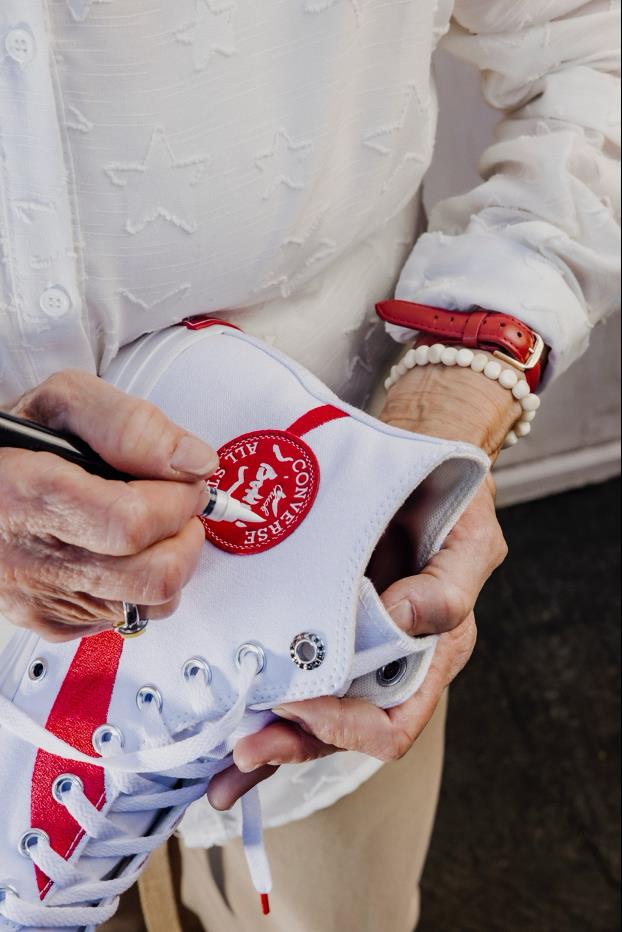 B&ugrave;ng nổ trở lại: Coca-Cola v&agrave; Converse t&aacute;i hợp, Gen Z &ldquo;đứng ngồi kh&ocirc;ng y&ecirc;n&rdquo;- Ảnh 6.