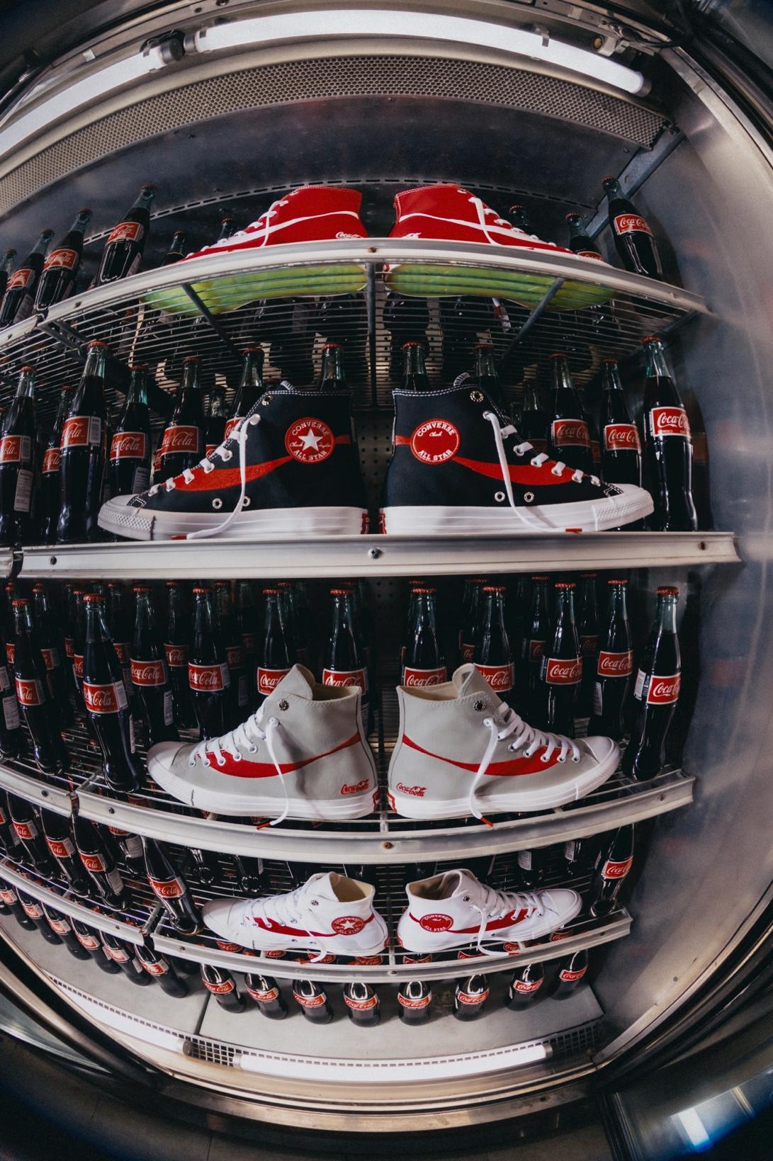 B&ugrave;ng nổ trở lại: Coca-Cola v&agrave; Converse t&aacute;i hợp, Gen Z &ldquo;đứng ngồi kh&ocirc;ng y&ecirc;n&rdquo;- Ảnh 7.