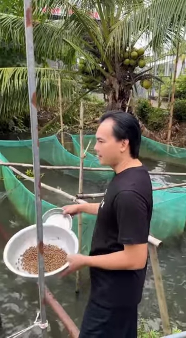 Nam NSƯT từ Mỹ về, bỏ biệt thự TP.HCM về quê trồng rau, nuôi cá- Ảnh 1. Nam NSƯT từ Mỹ về, bỏ biệt thự TP.HCM về quê trồng rau, nuôi cá- Ảnh 1.