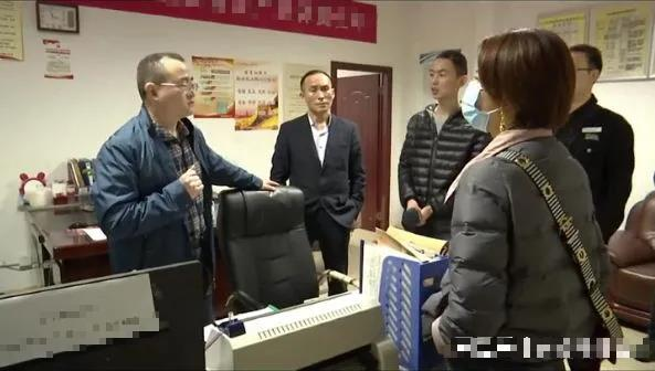 Mua nh&agrave; 2,6 tỷ đồng chưa kịp ở đ&atilde; bị gia đ&igrave;nh 8 người lạ &ldquo;cướp&rdquo; mất, chủ nh&agrave; chết sững- Ảnh 2.