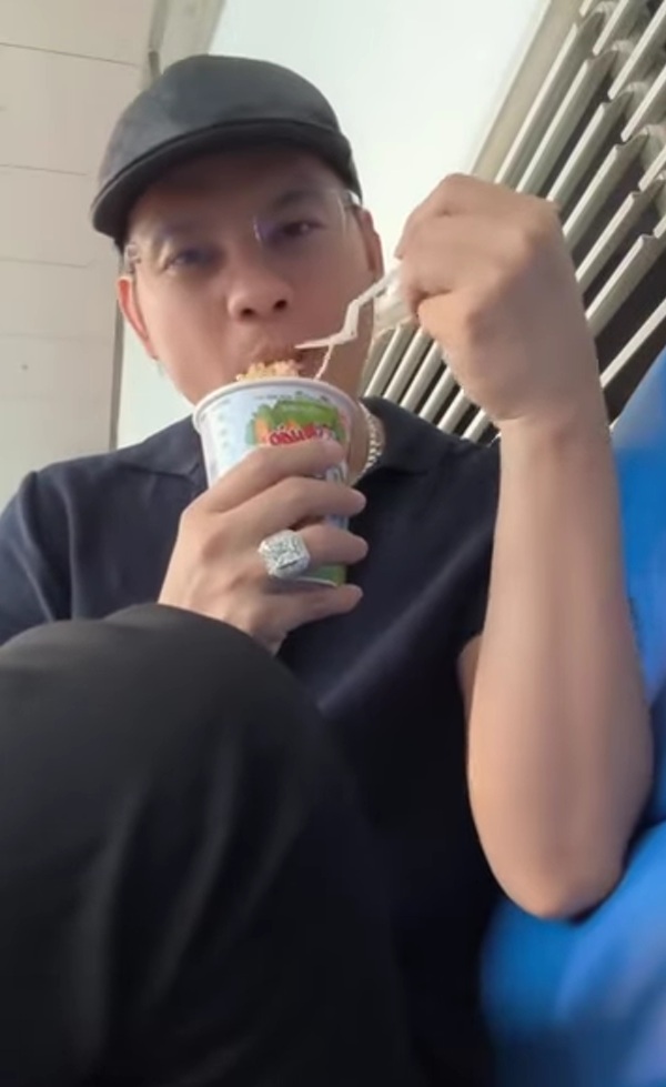 Nam NSƯT về Mỹ thăm con trai, ngồi ăn mì một mình ở sân bay và nhắn nhủ tới khán giả- Ảnh 2. Nam NSƯT về Mỹ thăm con trai, ngồi ăn mì một mình ở sân bay và nhắn nhủ tới khán giả- Ảnh 2.