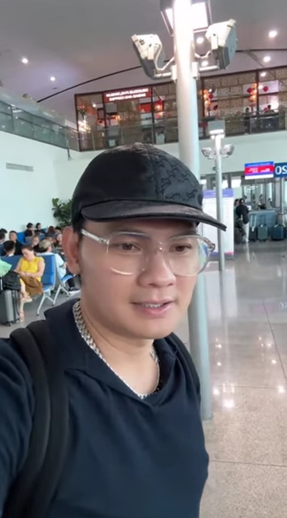 Nam NSƯT về Mỹ thăm con trai, ngồi ăn mì một mình ở sân bay và nhắn nhủ tới khán giả- Ảnh 1. Nam NSƯT về Mỹ thăm con trai, ngồi ăn mì một mình ở sân bay và nhắn nhủ tới khán giả- Ảnh 1.