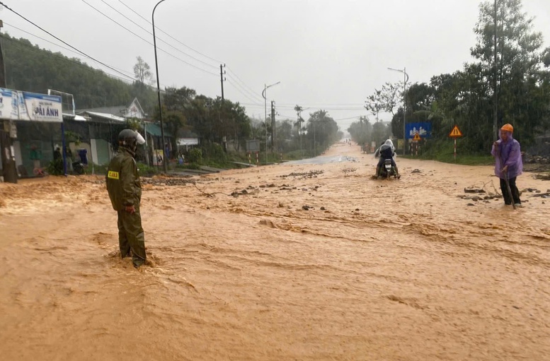 Mưa lớn trên diện rộng, cảnh báo lũ lớn trên các sông ở Đà Nẵng và Huế- Ảnh 3.