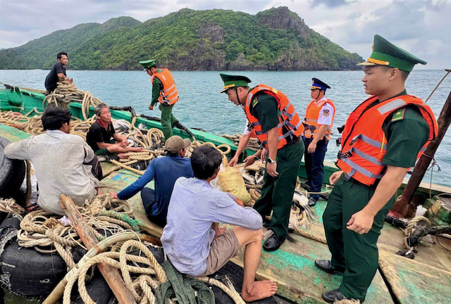 Chìm tàu cá, 05 ngư dân bị nạn trên biển Đặc khu Côn Đảo- Ảnh 1. Chìm tàu cá, 05 ngư dân bị nạn trên biển Đặc khu Côn Đảo- Ảnh 1.