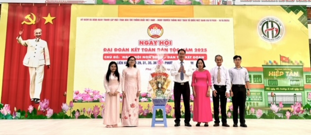 Các khu phố phường Phú Thạnh (TP Hồ Chí Minh) tổ chức Ngày hội Đại đoàn kết toàn dân tộc năm 2025- Ảnh 1. Các khu phố phường Phú Thạnh (TP Hồ Chí Minh) tổ chức Ngày hội Đại đoàn kết toàn dân tộc năm 2025- Ảnh 1.