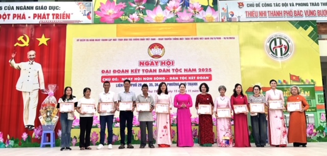 Các khu phố phường Phú Thạnh (TP Hồ Chí Minh) tổ chức Ngày hội Đại đoàn kết toàn dân tộc năm 2025- Ảnh 3. Các khu phố phường Phú Thạnh (TP Hồ Chí Minh) tổ chức Ngày hội Đại đoàn kết toàn dân tộc năm 2025- Ảnh 3.