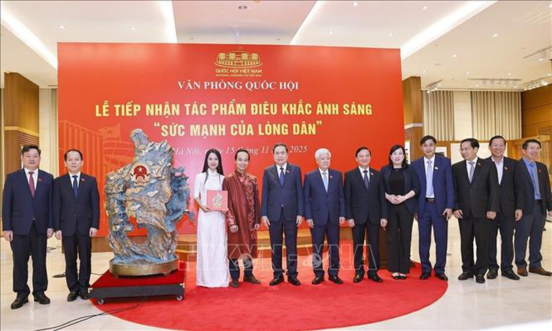 Chủ tịch Quốc hội dự Lễ tiếp nhận tác phẩm điêu khắc ánh sáng 'Sức mạnh của lòng dân'- Ảnh 3.