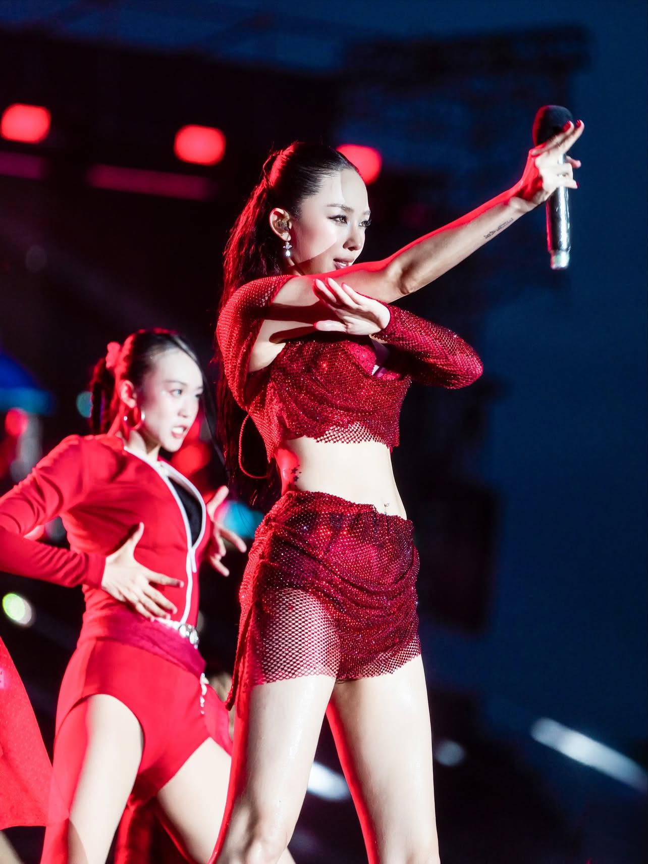 Tóc Tiên, Chi Pu "chặt đẹp" cả dàn sao Hàn, nhìn đâu cũng thấy đường cong săn chắc nhờ có loạt "vũ khí" không cần e dè ăn uống- Ảnh 2.