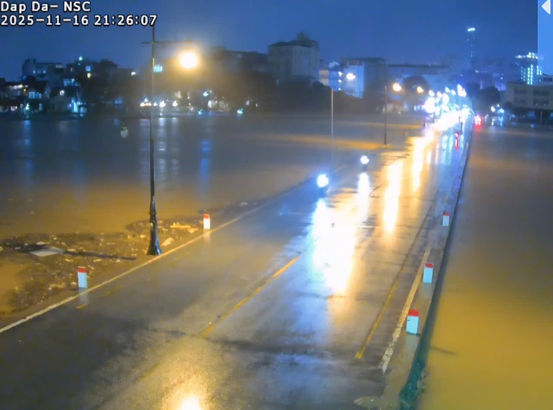 Mưa lớn trên diện rộng, cảnh báo lũ lớn trên các sông ở Đà Nẵng và Huế- Ảnh 2.