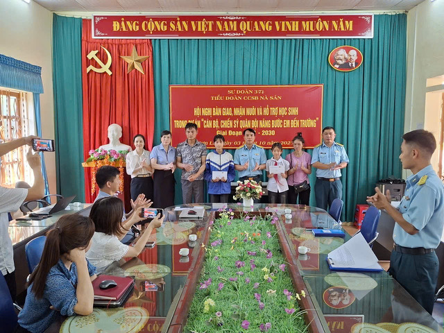 Cán bộ, chiến sĩ Tiểu đoàn thực hiện dự án nâng bước em tới trường