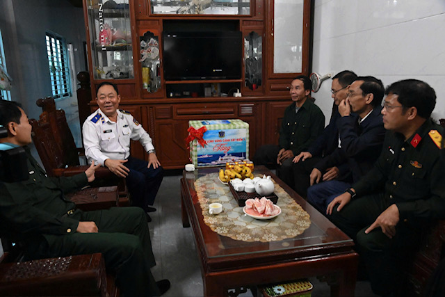 Thiếu tướng Trần Văn Hậu,  Chính ủy Vùng Cảnh sát biển 1 và lãnh đạo địa phương thăm gia đình chính sách xã Vũng Áng