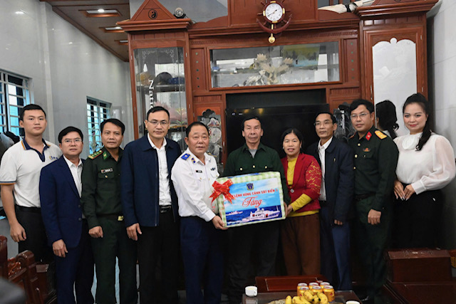Lan tỏa yêu thương, bồi đắp tình yêu biển đảo qua Chương trình “Cảnh sát biển đồng hành với ngư dân” tại Vũng Áng- Ảnh 1.