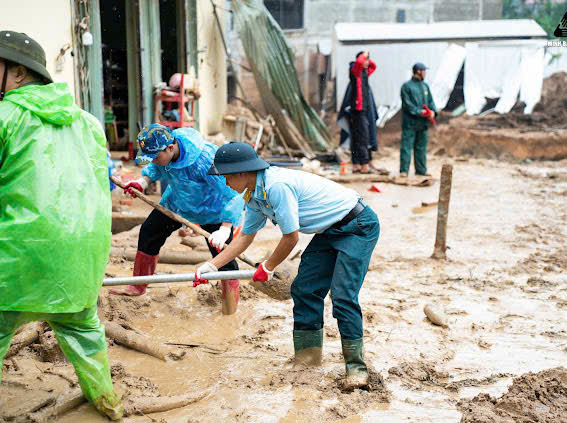 Cùng nhân dân nạo vét bùn đất, khắc phục hậu quả sau bão
