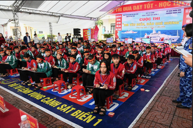 Lan tỏa yêu thương, bồi đắp tình yêu biển đảo qua Chương trình “Cảnh sát biển đồng hành với ngư dân” tại Vũng Áng- Ảnh 6.
