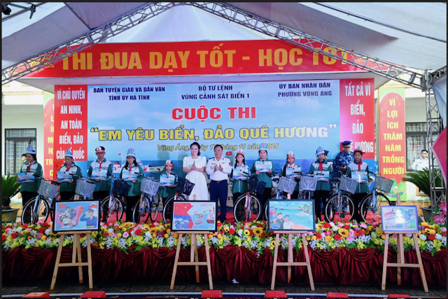 Bộ Tư lệnh Vùng Cảnh sát biển 1 tặng quà cho các em học sinh vượt khó vươn lên trong học tập