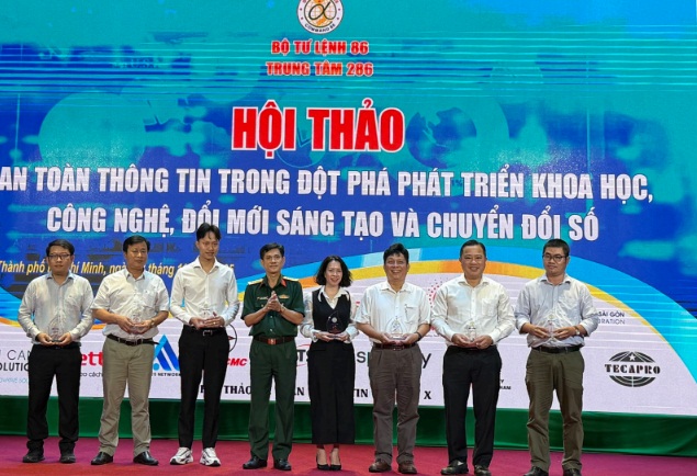 Đại tá Nguyễn Quốc Hoàn tặng kỷ niệm chương cho các nhà tài trợ.