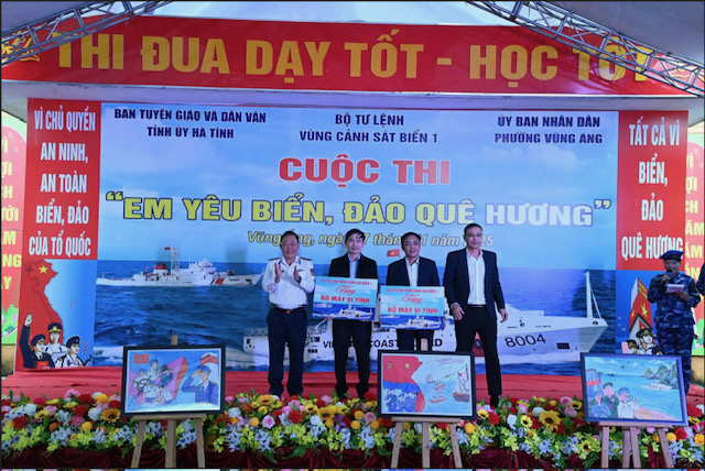 Thiếu tướng Trần Văn Hậu, Chính ủy Vùng CSB 1 tặng quà cho trường THCS Kỳ Long và Kỳ Thịnh, xã Vũng Áng