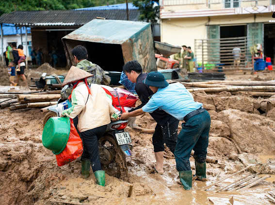 Giúp đỡ nhân dân di dời tài sản đến nơi an toàn