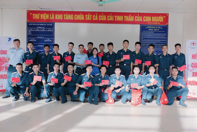 Niềm vui cán bộ, chiến sĩ Tiểu đoàn CCSB Nà Sản nhận giấy chứng nhận sau hiến máu